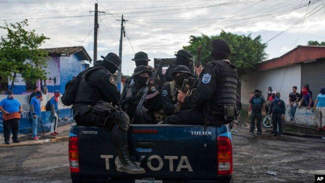 . La policía y las milicias progubernamentales sitiaron y luego retomaron un barrio simbólicamente importante que recientemente se había convertido en un centro de resistencia al gobierno del presidente Daniel Ortega. (Foto AP/Cristóbal Venegas)