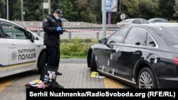 Поліція на місці обстрілу автомобіля першого помічника президента. Фото "Радіо Свобода"