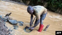 Moto moko azali kotimola wolo na maboko na mawi moko na na Walungu, na Sud-Kivu, 29 mars 2017.