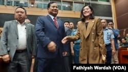 Menteri pertahanan Prabowo Subianto bersama Ketua Komisi I DPR Meutya Hafid sebelum rapat dengar pendapat, Jakarta, Senin, 11 November 2019. (Foto: Fathiyah Wardah/ VOA)