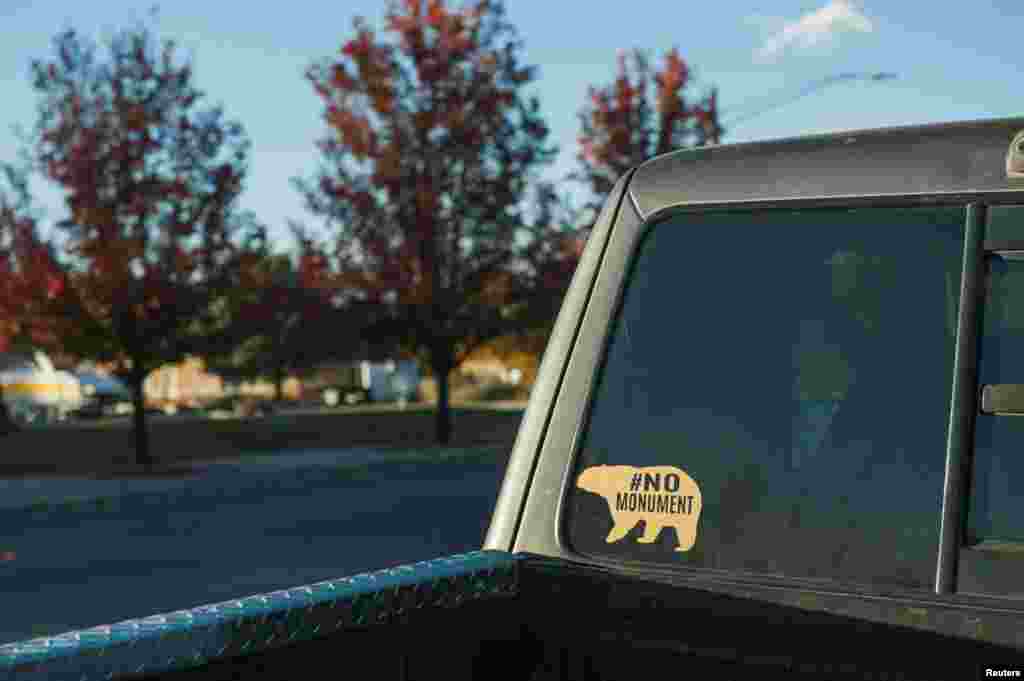 Sebuah kendaraan menunjukkan stiker yang berlawanan arah dengan Monumen Nasional Bears Ears di Blanding, Utah, 31 Oktober 2017.