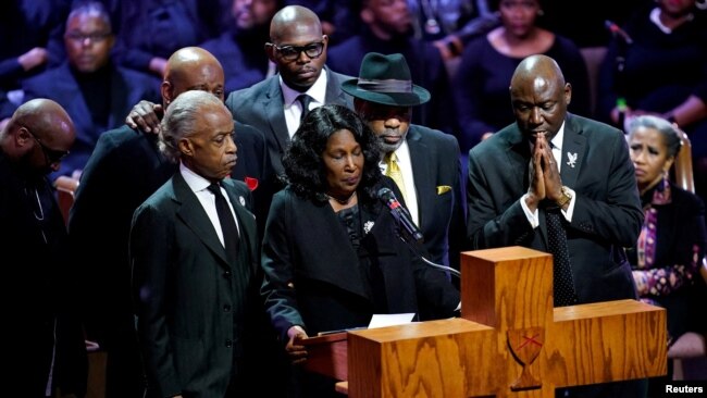 Flanqueada por el reverendo Al Sharpton y su esposo, Rodney Wells, RowVaughn Wells habla durante el funeral de su hijo Tyre Nichols en la iglesia cristiana Mississippi Boulevard en Memphis, Tennessee, el 1 de febrero de 2023.