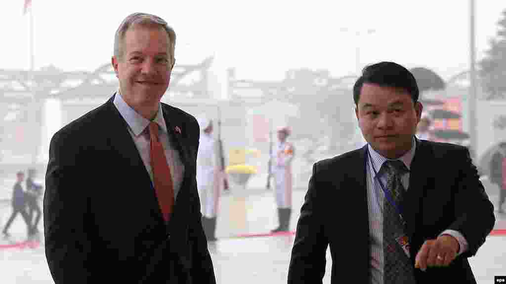 Đại sứ Mỹ ở Việt Nam lên tiếng về vụ cá chết và ông Bob Kerrey Đại sứ Mỹ Ted Osius mới tiết lộ rằng Việt Nam không chấp nhận đề nghị từ Mỹ, hỗ trợ điều tra nguyên nhân vụ cá chết hàng loạt, cũng như nói rằng cuộc tranh luận về cựu thượng nghị sĩ Bob Kerrey là tín hiệu tích cực.