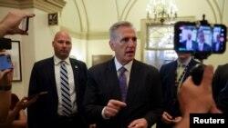 El presidente de la Cámara de Representantes de EEUU, el republicano Kevin McCarthy, llega al Capitolio en Washington antes de una esperada votación sobre un proyecto de ley que eleva el límite de deuda del gobierno federal de 31,4 billones de dólares. En Washington, el 31 de mayo de 2023.