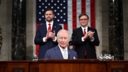美国副总统JD·万斯和美国众议院议长迈克·约翰逊在美国国会大厦众议院议事厅，向前来向国会联席会议发表演讲的英国国王查尔斯致意。(2026年4月28日)