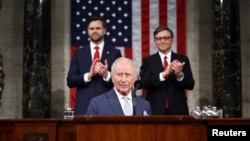 美国副总统JD·万斯和美国众议院议长迈克·约翰逊在美国国会大厦众议院议事厅，向前来向国会联席会议发表演讲的英国国王查尔斯致意。(2026年4月28日)