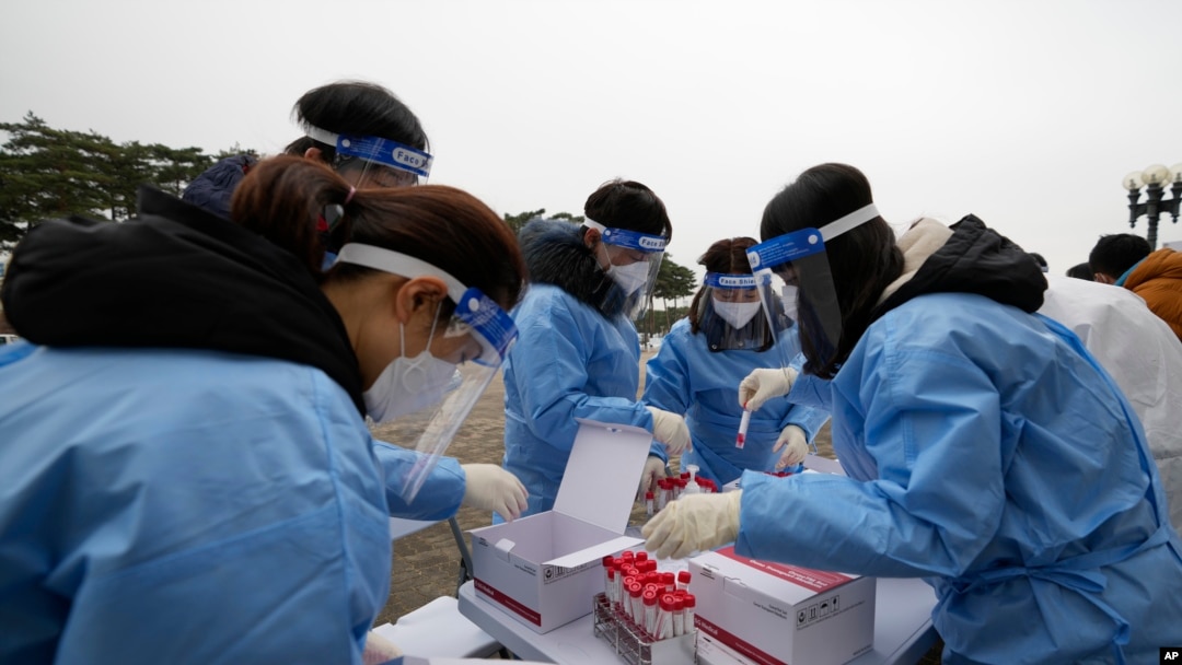 Zdravstveni radnici uzimaju uzorke u klinici za testiranje na koronavirus u Seulu, 10. decembra 2021.