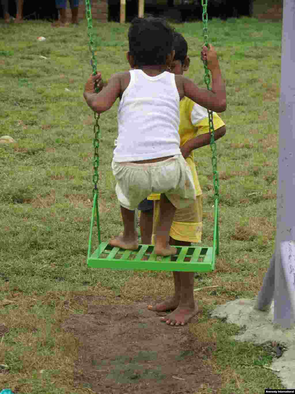 Anak-anak Rohingya bermain ayunan di Aceh.