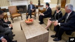 El presidente Barack Obama se reunió con un grupo de líderes religiosos a quienes dijo que no hará movimientos por la reforma sin apoyo bipartidista.