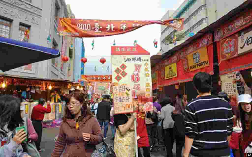 Taiwanese prepare for Chinese new year-