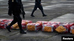 Un operativo antidrogas conjunto entre la DEA estadounidense y las fuerzas del orden en Guatemala, capturan un importante alijo de cocaína en Ciudad Guatemala, en octubre de 2013.