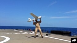 Los pequeños drones podrán pasar horas en el aire tomando medidas desde muchos puntos para dar a los investigadores una forma más eficaz de entender la física de las tormentas. 