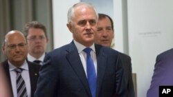 Malcolm Turnbull didampingi para pendukungnya di Partai Liberal Australia pada pemungutan suara internal hari Senin di Canberra (14/9).