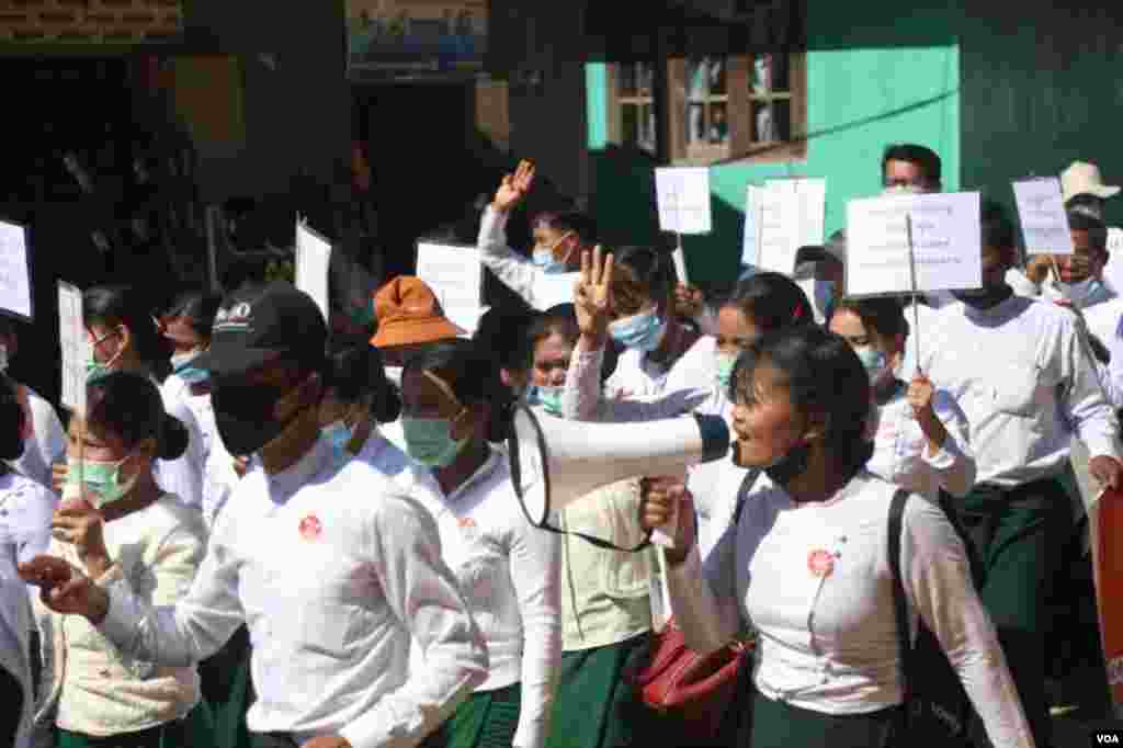 ချင်းပြည်နယ် မတူပီ မြို့နယ်က ပညာရေးဝန်ထမ်းတွေ၊ ကျန်းမာရေးဝန်ထမ်းတွေနဲ့ ပြည်သူတွေရဲ့ စစ်အာဏာသိမ်းဆန့်ကျင် ဆန္ဒပြပွဲ မြင်ကွင်း။