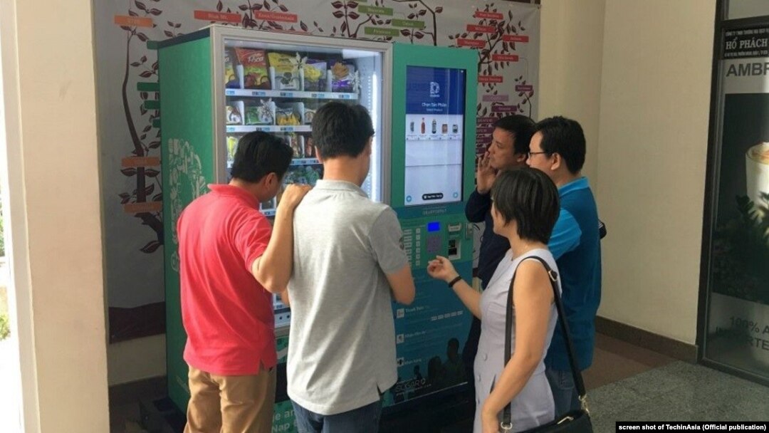 Một máy bán hàng tự động của Dropfoods ở Việt Nam. Ảnh do Sugar Ventures cung cấp