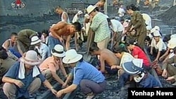 폭우 피해로 인해 철길복구 작업을 하고 있는 북한 평안남도 개천시의 주민들. (조선중앙TV 화면 캡처) 