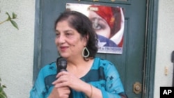 Samina Sundas, founder of American Muslim Voice, welcomes guests to an iftar meal.