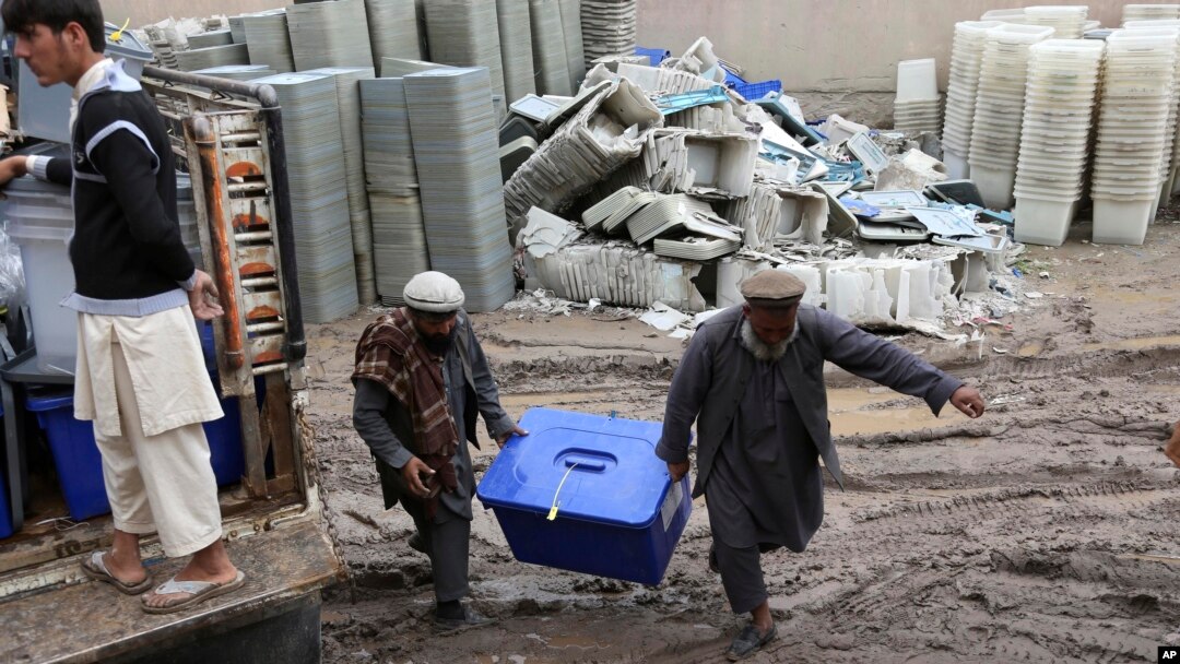 Petugas pemilu Afghanistan membawa kotak suara di Jalalabad, Kabul timur, Afghanistan, Minggu, 6 April 2014.