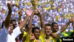 ARCHIVO: Mundial de la FIFA 1994: Tras la final entre Italia y Brasil en el Rose Bowl de Los Ángeles el 17 de julio, Romario levanta la Copa del Mundo después de la victoria sobre Italia.