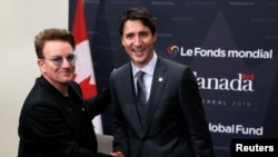 Canada's Prime Minister Justin Trudeau and singer Bono shake hands during a bilateral meeting during the Fifth Replenishment Conference of the Global Fund to Fight AIDS, Tuberculosis and Malaria in Montreal, Quebec, Sept. 17, 2016.