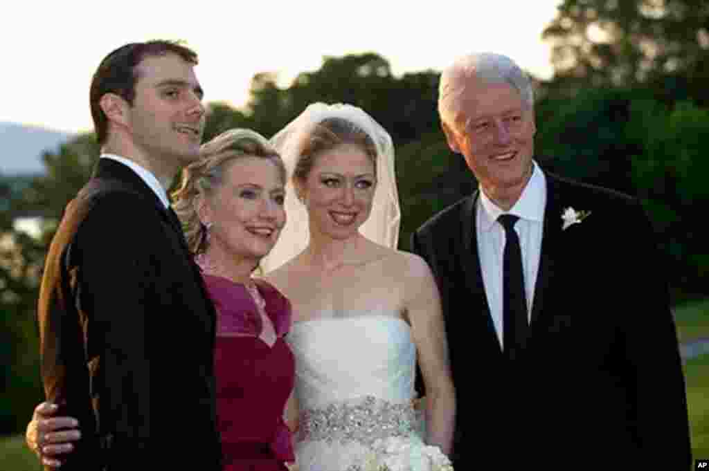 Mantan Presiden AS Bill Clinton dan istrinya, menteri luar negeri AS saat itu, Hillary Clinton, berfoto bersama putri mereka Chelsea Clinton dalam upacara pernikahan dengan Marc Mezvinsky (kiri) pada 31 Juli 2010 di Rhinebeck, New York.