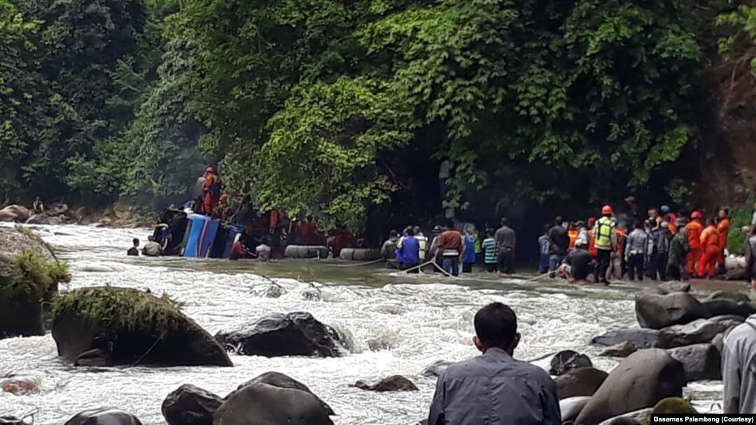Proses evakuasi penumpang bus Sriwijaya rute Bengkulu-Palembang yang terjun ke jurang di Liku Lematang, Desa Prahu Dipo, Kecamatan Dempo Selatan, Pagaralam, Sumatera Selatan, Selasa. 24 Desember 2019. (Foto: Basarnas Palembang) 
