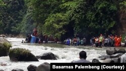 Proses evakuasi penumpang bus Sriwijaya rute Bengkulu-Palembang yang terjun ke jurang di Liku Lematang, Desa Prahu Dipo, Kecamatan Dempo Selatan, Pagaralam, Sumatera Selatan, Selasa. 24 Desember 2019. (Foto: Basarnas Palembang) 