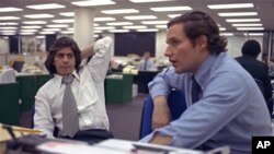 Les journalistes, Bob Woodward, à droite, et Carl Bernstein, dont le reportage sur l’affaire Watergate leur a valu un prix Pulitzer, à la redaction du Washington Post à Washington, le 7 mai 1973.