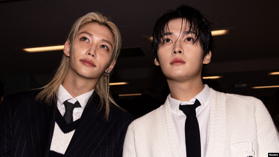 Felix dan Lee Know dari Stray Kids menghadiri pertunjukan Tommy Hilfiger SS25 di MV John F. Kennedy, di Manhattan, New York City, Amerika Serikat, 8 September 2024. (Caitlin Ochs/REUTERS)