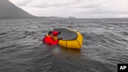 Pendayung kayak Adrian Simancas berpegangan pada kayaknya setelah sempat ditelan oleh paus bungkuk dan kemudian dimuntahkan kembali, Sabtu, 8 Februari 2024. (Foto: Dell Simancas via AP)