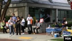 En Chevy Chase, en el estado de Maryland, activistas de los distintos candidatos alentaban a los ciudadanos a votar en las primarias Demócrata y Republicana.