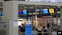 Suasana di bandara internasional Kuala Lumpur di Sepang, Malaysia (Foto: dok). Polisi Malaysia menahan tiga pria Muslim yang dicurigai akan bertolak ke Suriah untuk bergabung dengan kelompok militan ISIS, Jumat (26/9).