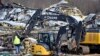 Para petugas penyelamat memberesi puing-puing dari bangunan pabrik lilin Mayfield Consumer Products di Mayfield, Kentucky, pada 11 Desember 2021, setelah tornado hebat melanda wilayah tersebut. (Foto: AP/Timothy D. Easley)