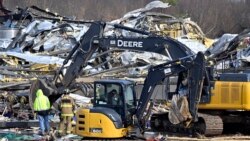 Para petugas penyelamat memberesi puing-puing dari bangunan pabrik lilin Mayfield Consumer Products di Mayfield, Kentucky, pada 11 Desember 2021, setelah tornado hebat melanda wilayah tersebut. (Foto: AP/Timothy D. Easley)