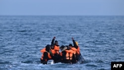 Sejumlah migran menaiki perahu karet menyeberangi Selat Inggris untuk menuju Dover, Inggris, pada 15 November 2023. (Foto: AFP/Ben Stansall)