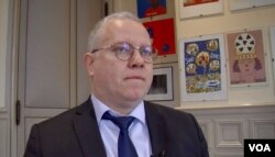 Saint-Denis Mayor Laurent Russier, whose agenda includes expanding bike lanes and eco-friendly buildings. (Lisa Bryant/VOA)