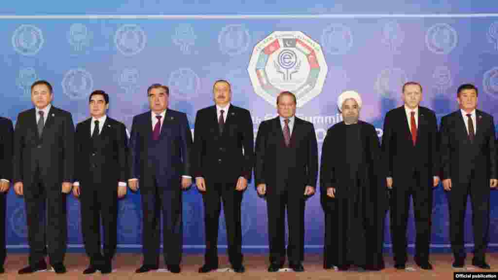 سربراہ اجلاس کے اختتام کے موقع پر مختلف ممالک کے سربراہان کا ایک گروپ فوٹو۔