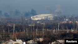 Topçu ateşine tutulan hükümet kuvvetlerinin elindeki Donetsk Havaalanı'ndan dumanlar yükseliyor