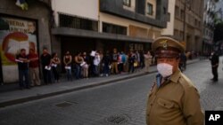 Un grupo de personas esperan alimentos donados en la Ciudad de México ya que no tienen empleo por la pandemia. Foto: Archivo.