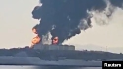 ستونی از دود از انبارهای نفت در بندر صلاله به هوا برخاسته است.