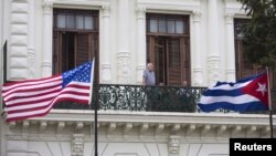 Un turista observa desde el balcón de un hotel en La Habana. Los viajes a la isla ahora son más fáciles.