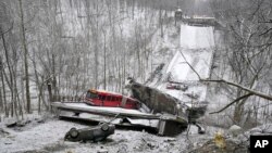 Sebuah bus otoritas pelabuhan terlihat berada di jembatan Pittsburgh yang runtuh, Jumat pagi, 28 Januari 2022. (AP/Gene J. Puskar)