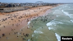 Um drone mostra pessoas na praia em Dakar. Fotografia de arquivo