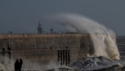 Penduduk setempat menyaksikan angin kencang akibat Badai Bert menyebabkan ombak menerjang pelabuhan di Folkestone, Inggris, 24 November 2024.