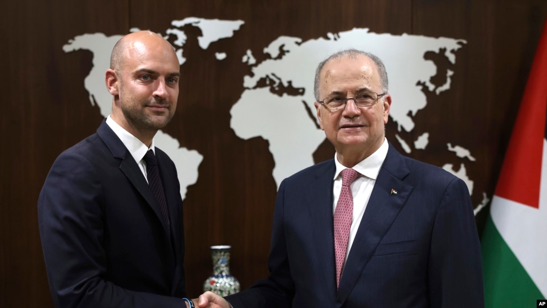 Menteri Luar Negeri Prancis, Jean-Noel Barrot (kiri) bertemu PM Palestina, Mohammad Mustafa di Ramallah, Tepi Barat, hari Senin (7/10). 