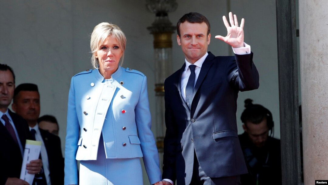 Presiden Perancis Emmanuel Macron dan istrinya, Brigitte Trogneux, di istana Elysee di Paris, 14 Mei 2017.
