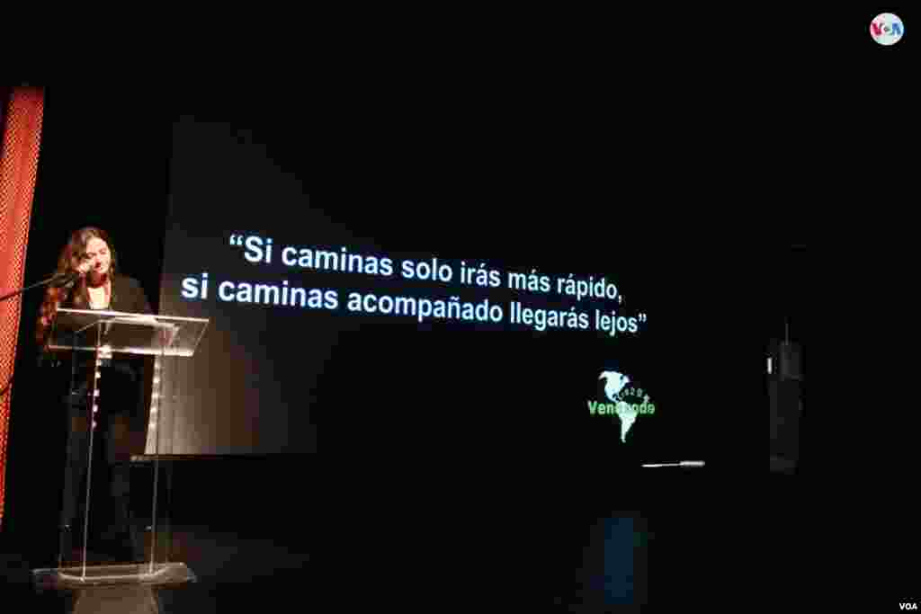 La colombiana Ana Gutiérrez relató ante los presentes cómo a partir de haber vivido un momento de violencia extrema en su país, se ha dedicado a la lucha contra este flagelo, ayudando a los venezolanos. Foto: Luis Felipe Rojas/VOA.