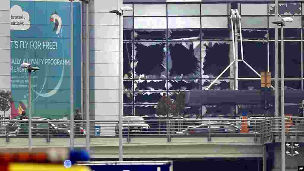 Vitres brisées à l&#39;aéroport international de Bruxelles-Zaventem, le 22 mars 2016.