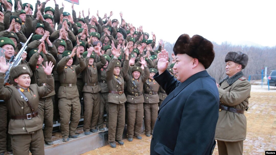 Lãnh đạo Bắc Hàn Kim Jong Un kiểm tra một đơn vị quân đội. (Ảnh tư liệu / Thông tấn xã Trung ương Triều Tiên KCNA)