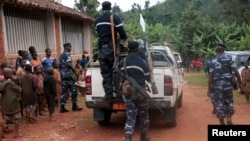 Des policiers burundais escortent le chef de l'opposition et candidat à la présidentielle Agathon Rwasa alors qu'il quitte un bureau de vote lors des élections présidentielles, législatives et communales, à Ngozi, au Burundi, le 20 mai 2020.